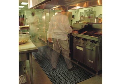 Caillebotis en caoutchouc pour cuisine professionnelle : hygiène et confort garantis Caillebotis en caoutchouc pour cuisine professionnelle : hygiène et confort garantis