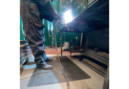 Quel tapis antifatigue pour un poste de soudure ? Résistance à la chaleur et aux étincelles Quel tapis antifatigue pour un poste de soudure ? Résistance à la chaleur et aux étincelles